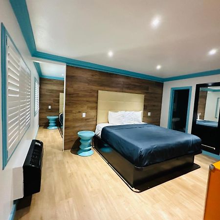 Casa Blanca Inn & Suites Уиттиер Экстерьер фото