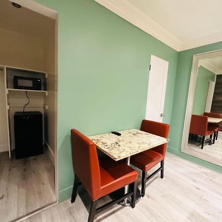 Casa Blanca Inn & Suites Уиттиер Экстерьер фото