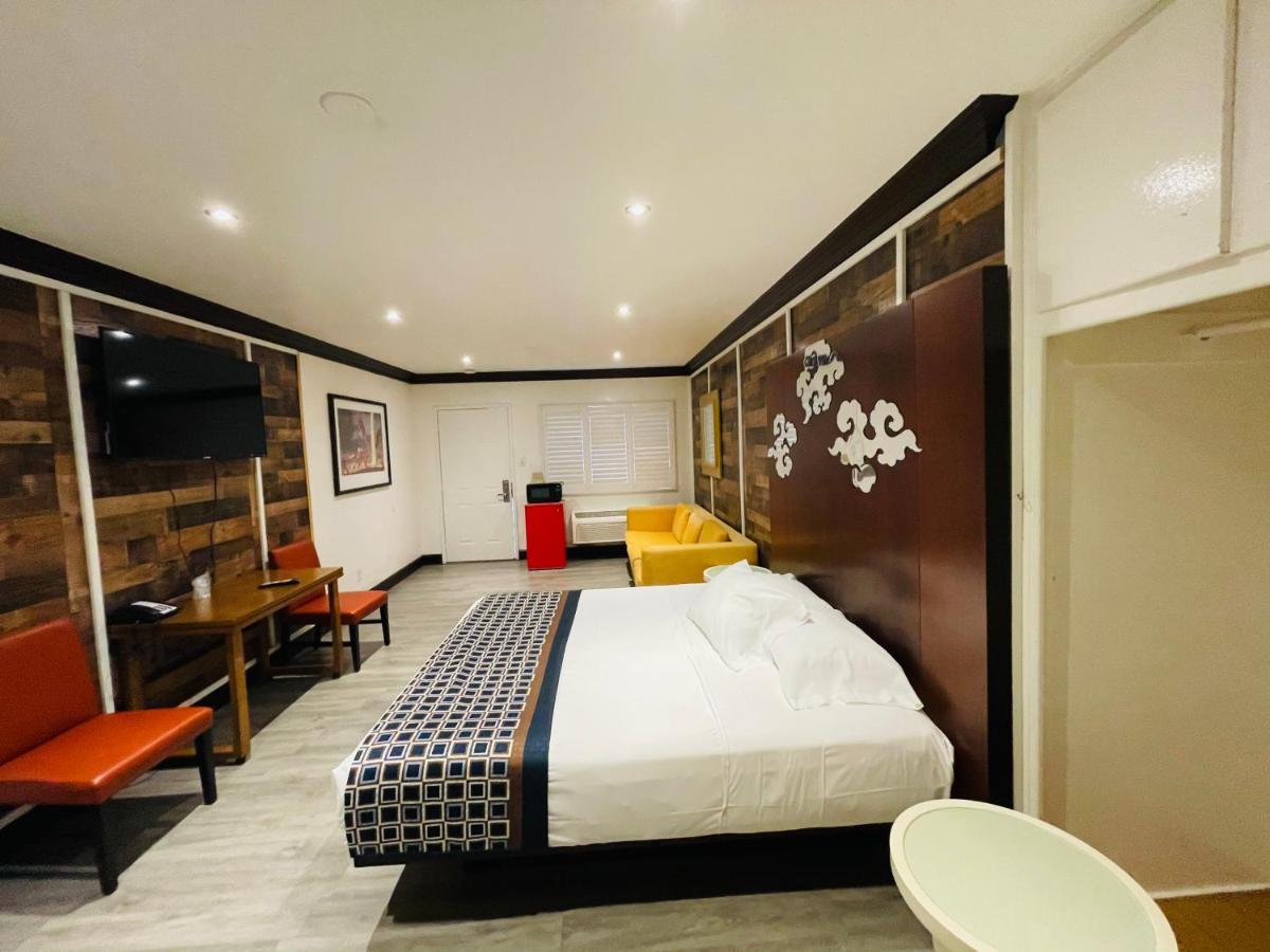 Casa Blanca Inn & Suites Уиттиер Экстерьер фото