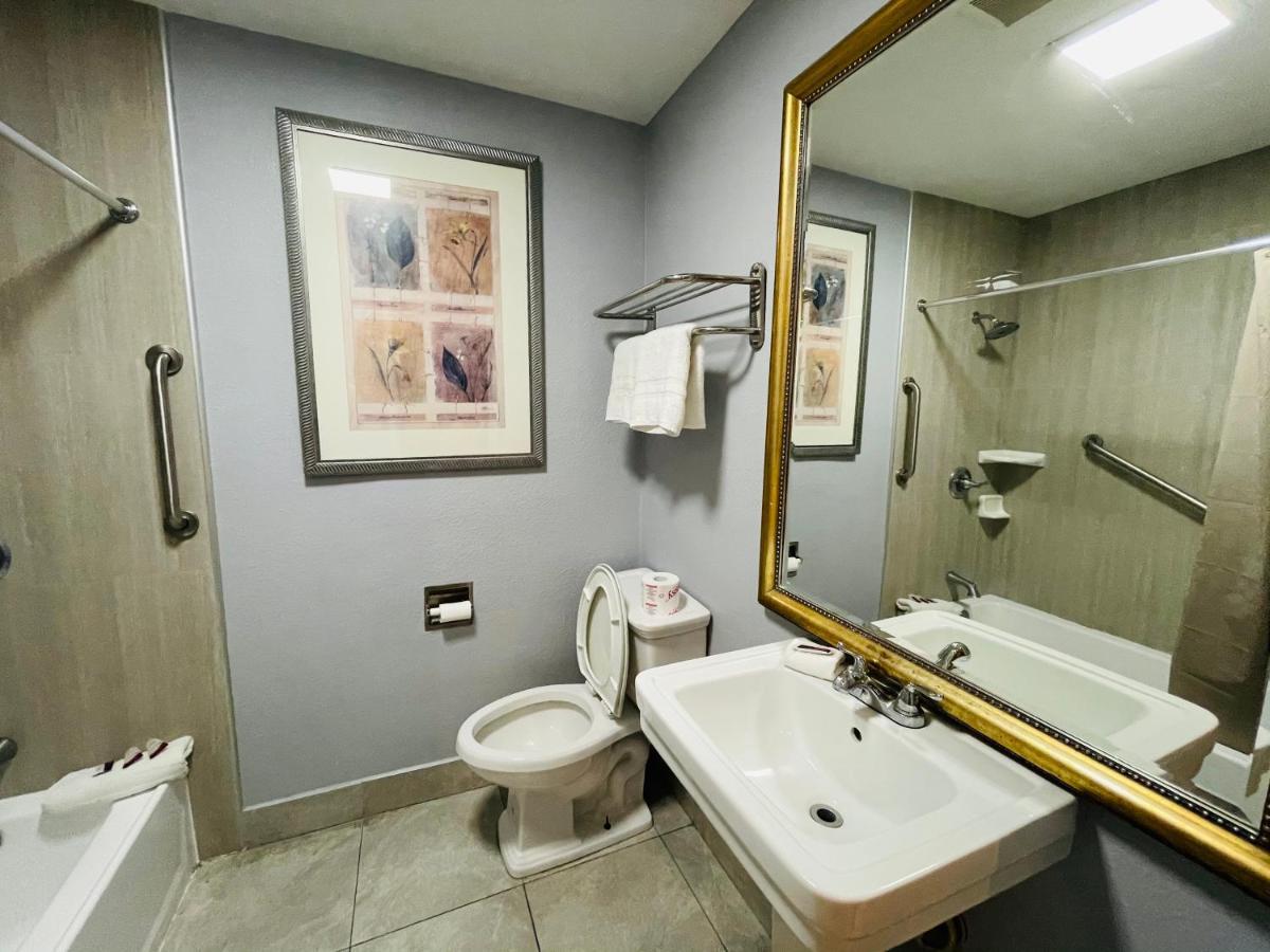 Casa Blanca Inn & Suites Уиттиер Экстерьер фото