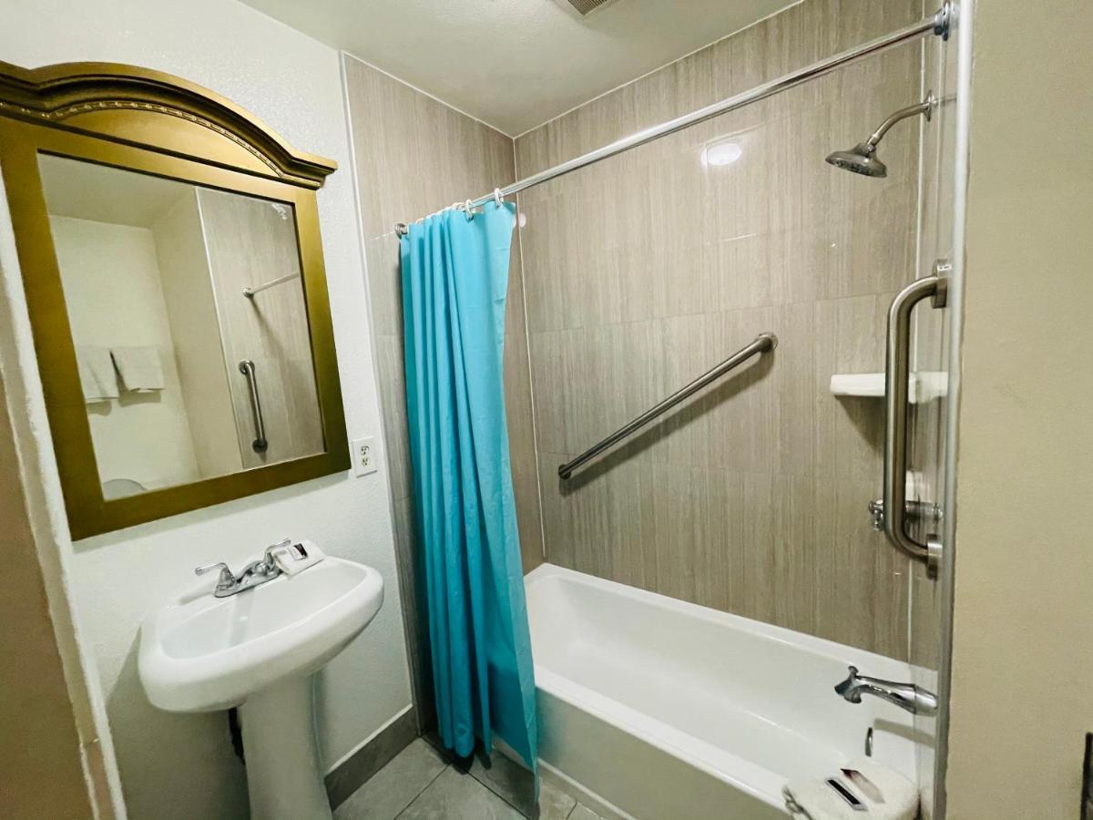 Casa Blanca Inn & Suites Уиттиер Экстерьер фото