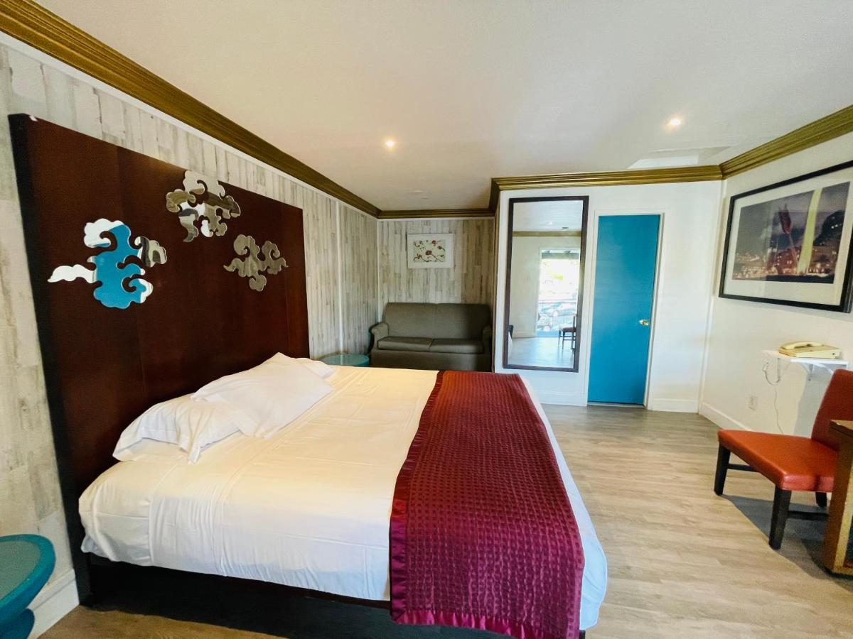 Casa Blanca Inn & Suites Уиттиер Экстерьер фото