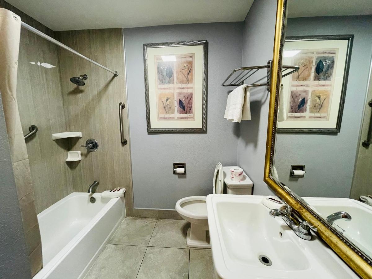 Casa Blanca Inn & Suites Уиттиер Экстерьер фото