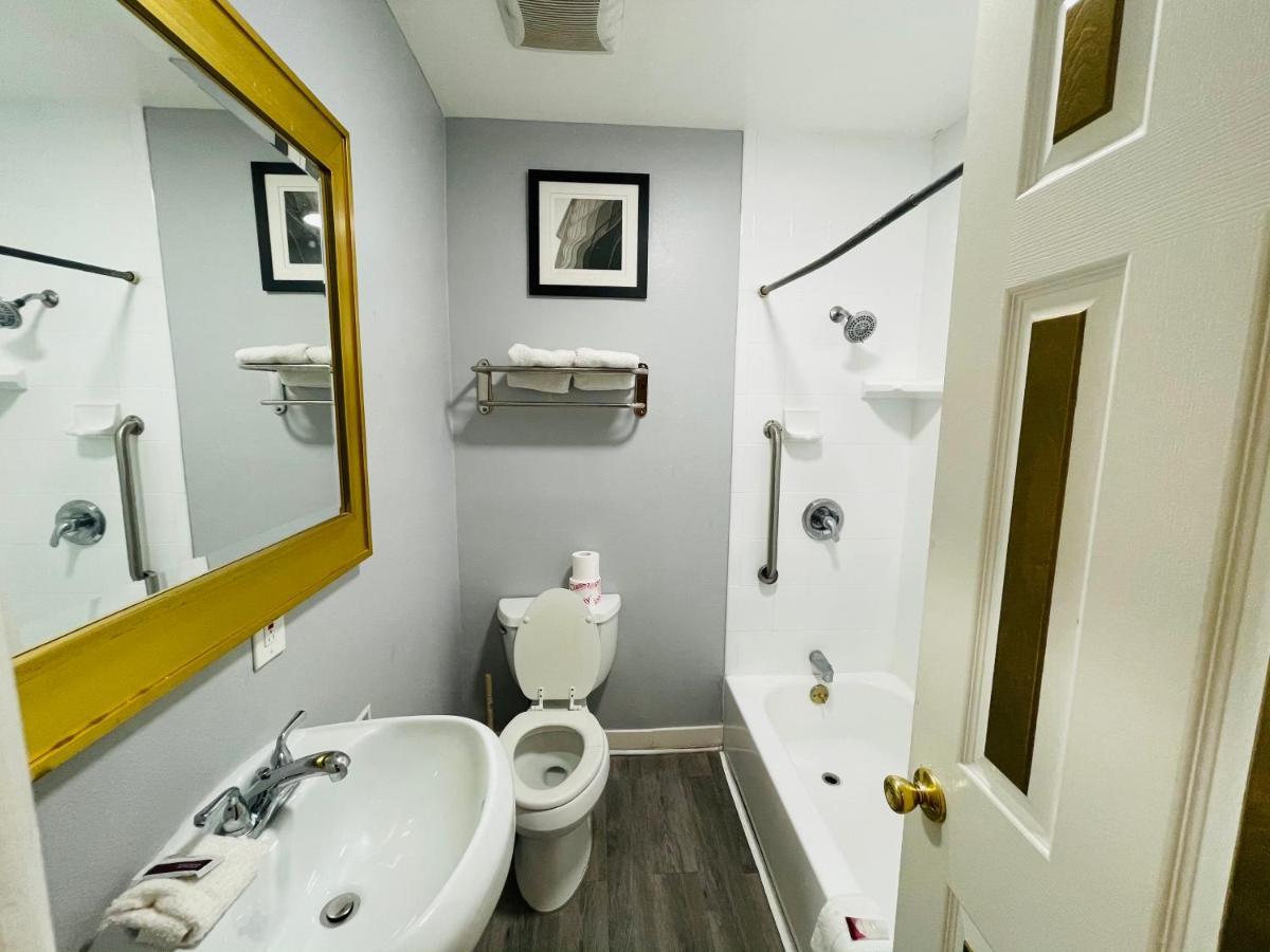 Casa Blanca Inn & Suites Уиттиер Экстерьер фото