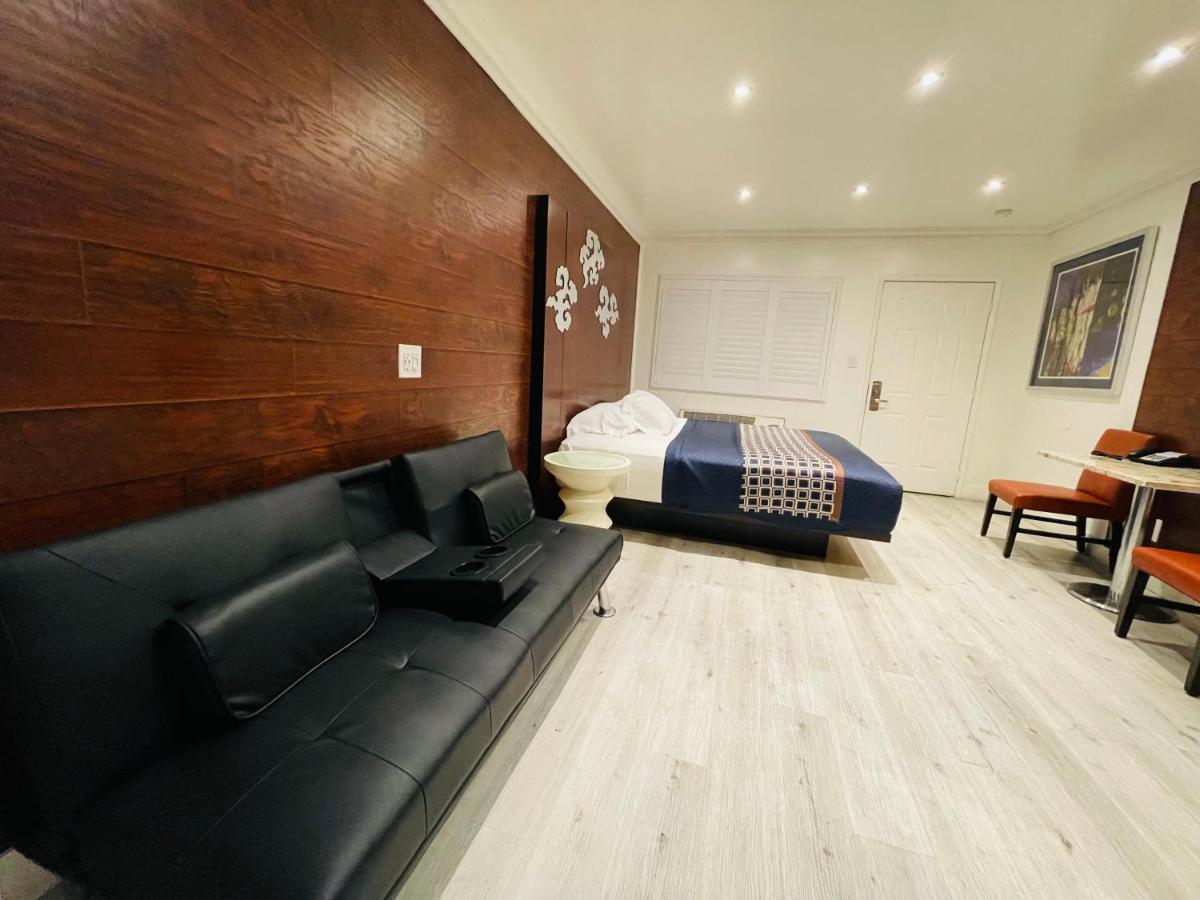 Casa Blanca Inn & Suites Уиттиер Экстерьер фото