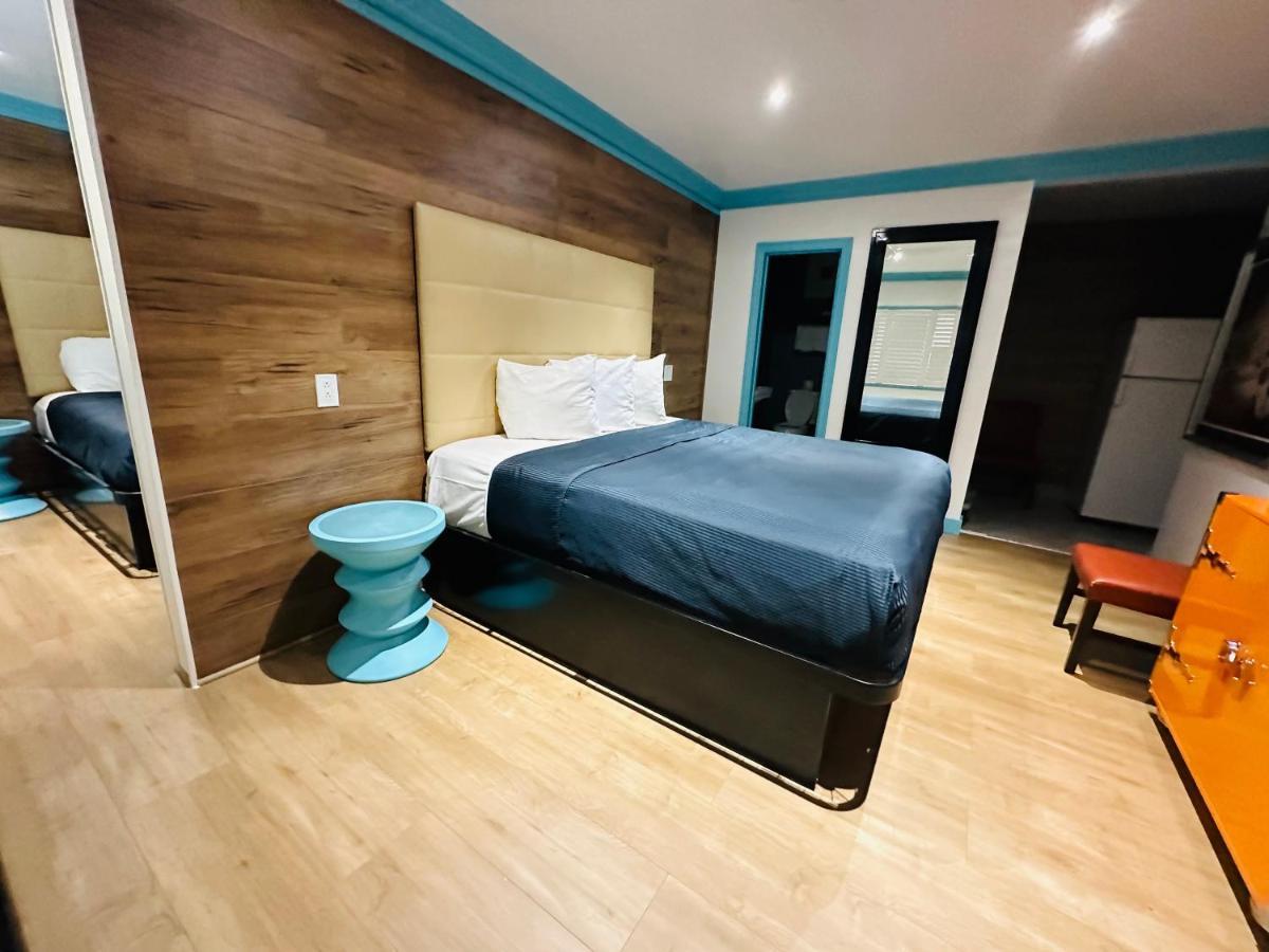 Casa Blanca Inn & Suites Уиттиер Экстерьер фото
