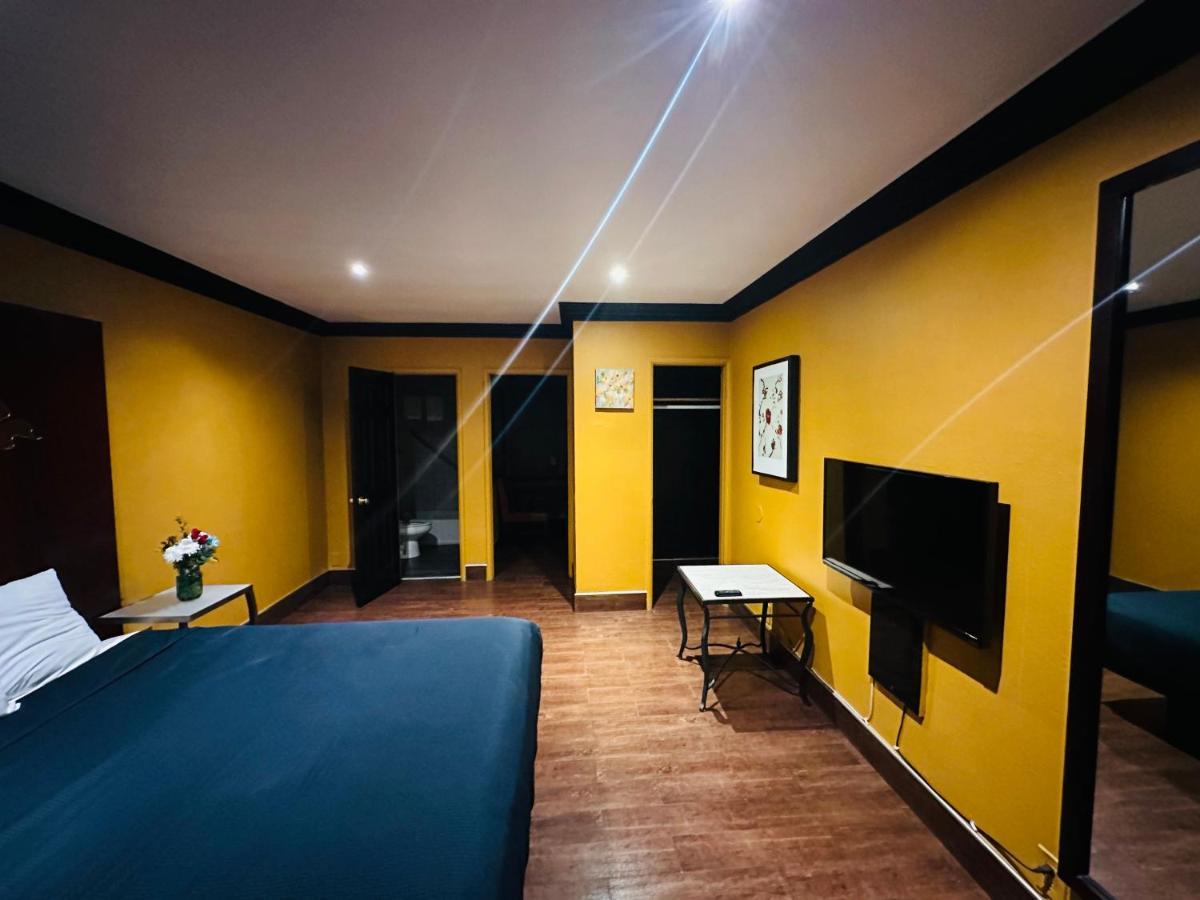 Casa Blanca Inn & Suites Уиттиер Экстерьер фото