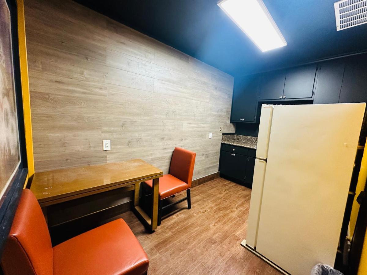Casa Blanca Inn & Suites Уиттиер Экстерьер фото