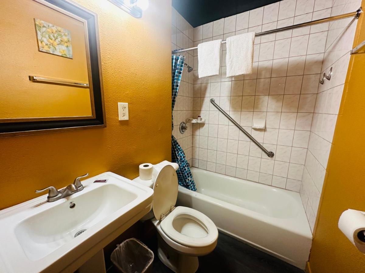 Casa Blanca Inn & Suites Уиттиер Экстерьер фото