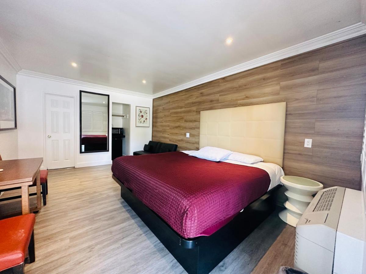 Casa Blanca Inn & Suites Уиттиер Экстерьер фото