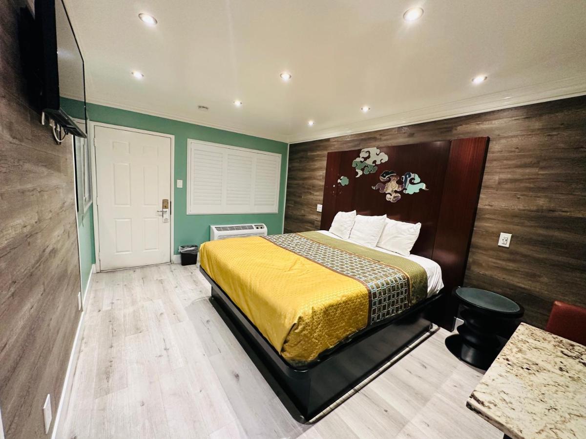 Casa Blanca Inn & Suites Уиттиер Экстерьер фото