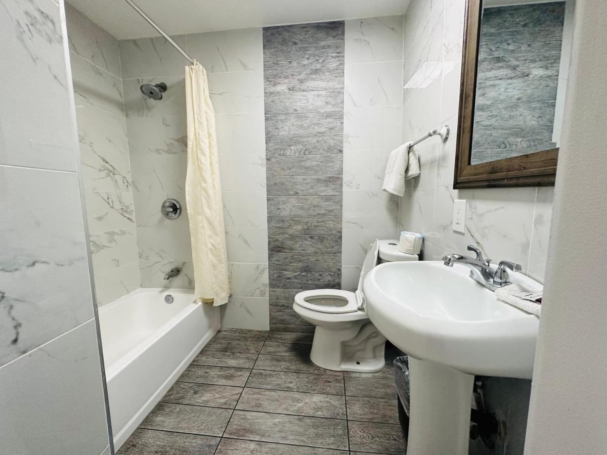 Casa Blanca Inn & Suites Уиттиер Экстерьер фото