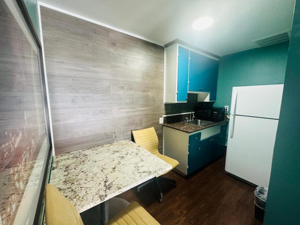 Casa Blanca Inn & Suites Уиттиер Экстерьер фото