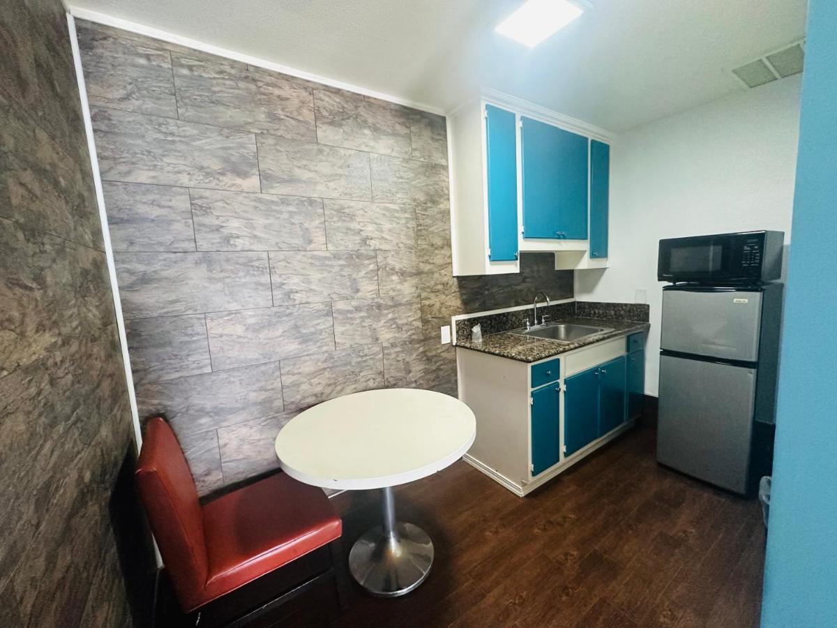 Casa Blanca Inn & Suites Уиттиер Экстерьер фото
