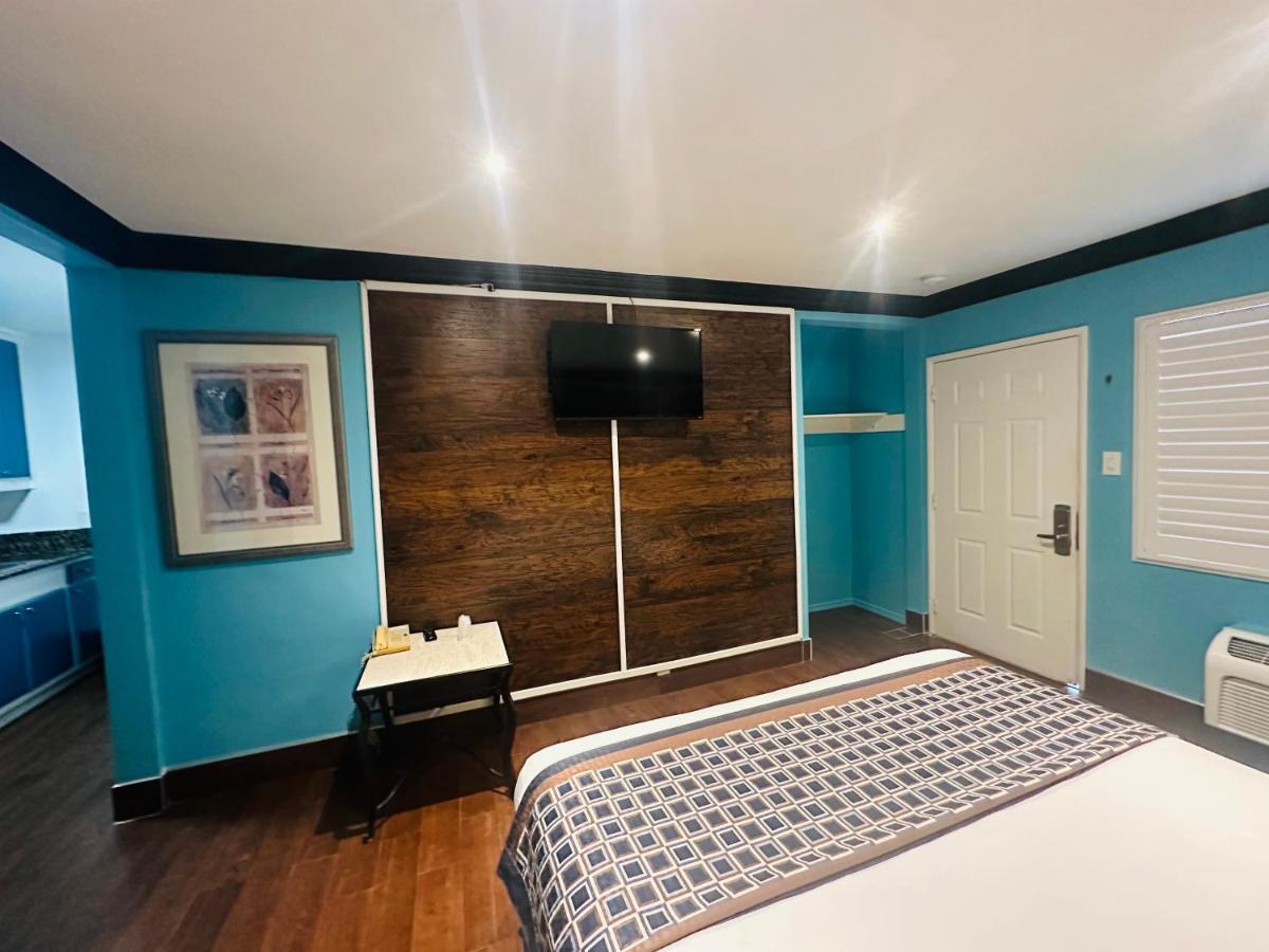Casa Blanca Inn & Suites Уиттиер Экстерьер фото