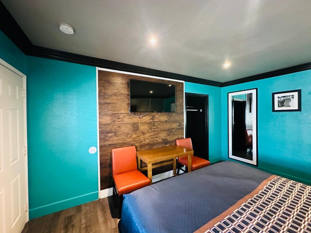 Casa Blanca Inn & Suites Уиттиер Экстерьер фото