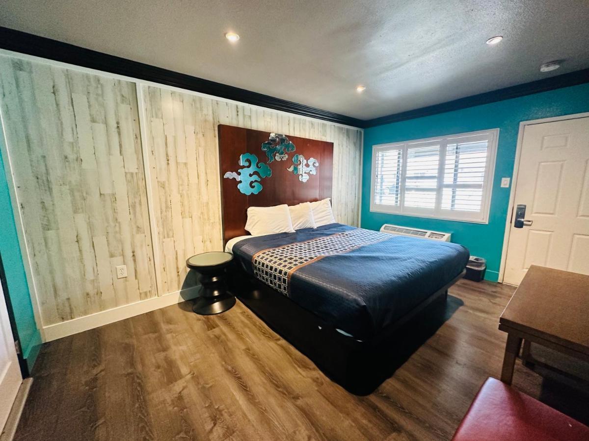 Casa Blanca Inn & Suites Уиттиер Экстерьер фото