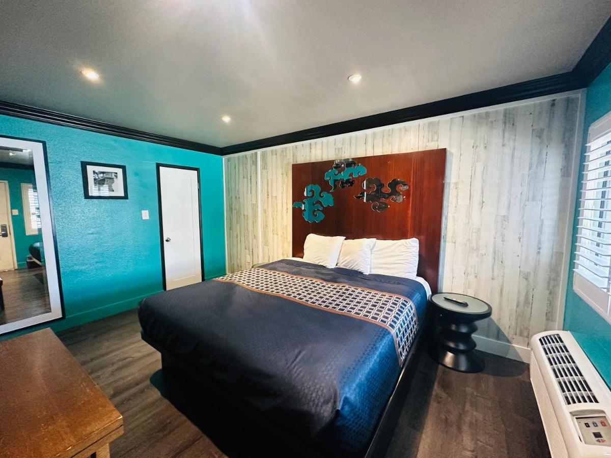 Casa Blanca Inn & Suites Уиттиер Экстерьер фото
