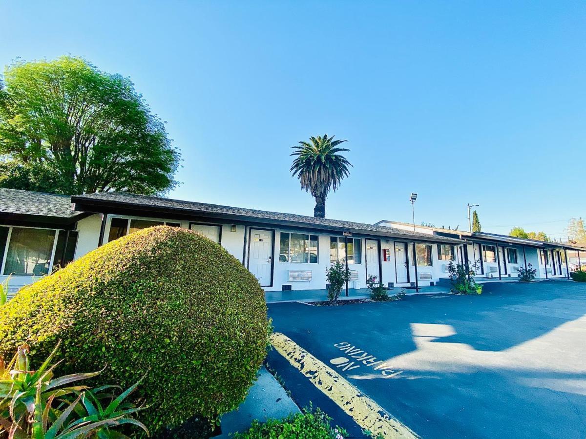 Casa Blanca Inn & Suites Уиттиер Экстерьер фото